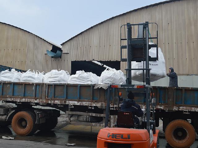 遼寧客貨氯化鎂裝車